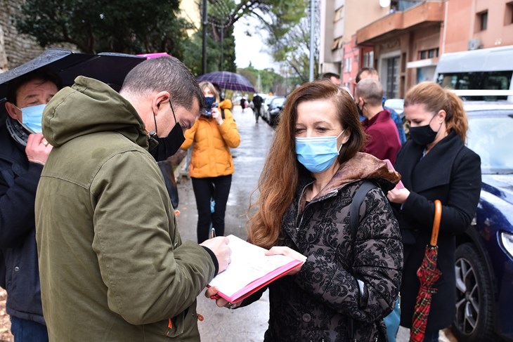 Potpisivanje peticije ispred Circola (Snimio Duško Marušić Čiči)